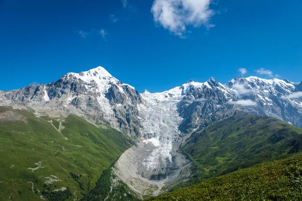 Svaneti Krajina Ledovcem Zasněženými Horami Vzadu Vesnice Mestia Regionu Svaneti — Stock fotografie