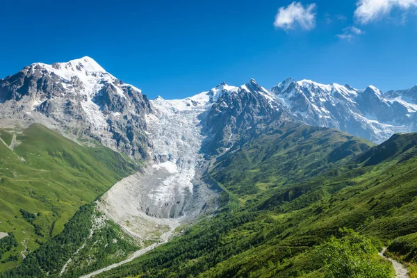 Svaneti Krajina Ledovcem Zasněženými Horami Vzadu Vesnice Mestia Regionu Svaneti — Stock fotografie
