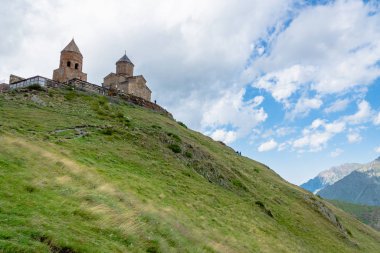 Gergeti Trinity Kilisesi ya da Tsminda Sameba, bulutlu dramatik bir yer. Gergeti Kilisesi Gürcistan 'ın Gergeti köyünün yakınında Kazbegi Dağı' nın altında duruyor.