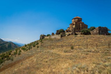 Mtskheta, Gürcistan - Ağustos 2019: Jvari Kilisesi görüşü ve ziyaretçileri. Jvari kilisesi güzel bir altıncı yüzyıl Gürcü Ortodoks manastırıdır.. 