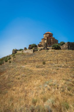 Mtskheta, Gürcistan - Ağustos 2019: Jvari Kilisesi görüşü ve ziyaretçileri. Jvari kilisesi güzel bir altıncı yüzyıl Gürcü Ortodoks manastırıdır.. 
