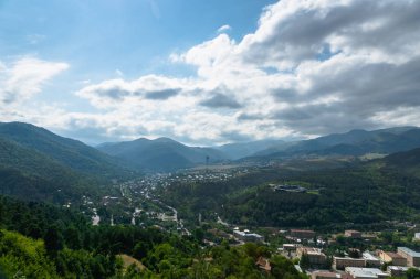 Dilijan, Ermenistan - Temmuz 2019: Dilijan kentinin hava görüntüsü. Dilijan yürüyüş ve yürüyüş için popüler bir turizm kasabasıdır..