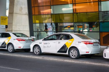 Erivan, Ermenistan - Temmuz 2019: Erivan Zvartnots Uluslararası Havalimanı 'nda Yandex taksi aracı. Yandex Taksi, Rusya, Cis ve Europpe 'de gezici teknoloji şirketleri işleten bir şirket.