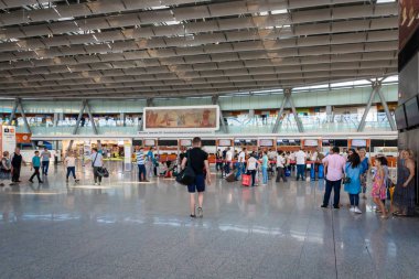 Erivan, Ermenistan - Temmuz 2019: Erivan Zvartnots Uluslararası Havalimanı mimarisi ve kalkış alanındaki yolcular. Zvartnots Uluslararası Havalimanı Ermenistan 'ın ana uluslararası havaalanıdır..
