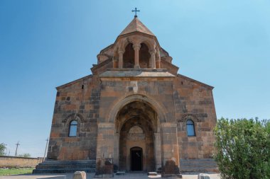 Etchmiadzin, Ermenistan - Temmuz 2019: Hripsime Kilisesi - Ermenistan 'ın Etchmiadzin kentindeki yedinci yüzyıl Ermeni Apostolik kilisesi. Ermenistan 'ın hayatta kalan en eski kiliselerinden biridir..
