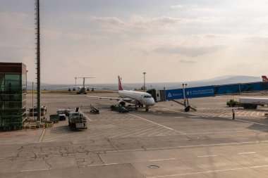 Tiflis, Geogia - Ağustos 2019: Gürcistan Hava Yolları Tiflis Havaalanı pistinde. Gürcistan Havayolları, eski adıyla Airzena, Gürcistan 'ın özel bayrak taşıyıcısı.