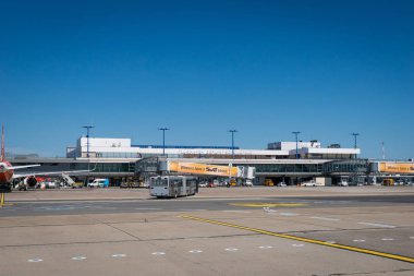 Berlin, Almanya - Temmuz 2019: Berlin Schonefeld Havaalanı mimarisi ve kaçağı. Schnefeld Havaalanı Berlin 'in ikinci uluslararası havaalanıdır.