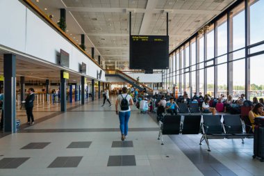 Berlin, Almanya - Temmuz 2019: Berlin Schonefeld Havaalanı ve Berlin, Almanya 'daki yolcular. Berlin Schnefeld Havaalanı Berlin 'in ikinci uluslararası havaalanıdır.
