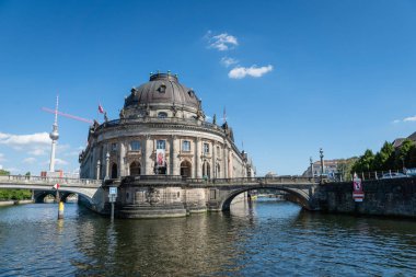 Berlin, Almanya - Temmuz 2019: Museumsinsel (Müze Adası) güneşli yaz gününde Spree nehrinde ünlü TV kulesi.