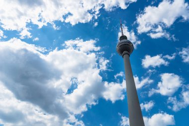Berlin, Almanya - Temmuz 2019: Berlin, Almanya 'da Alexanderplatz' daki TV Kulesi - Berlin, Almanya 'nın simgesel simgesi.