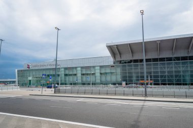 Varşova, Polonya - Temmuz 2019: Varşova Chopin Havaalanı mimarisi. Varşova Chopin havaalanı Polonya 'nın en büyük ve en yoğun havaalanıdır..