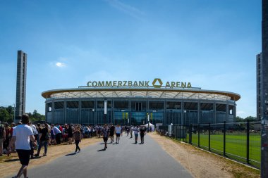 Frankfurt, Almanya - Temmuz 2019: Commerzbank Arena ve futbol taraftarlarının görüntüsü. Commerzbank-Arena, Eintracht Frankfurt 'un ev sahibi stadyumudur..