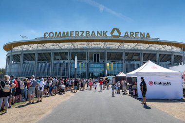 Frankfurt, Almanya - Temmuz 2019: Commerzbank Arena ve futbol taraftarlarının görüntüsü. Commerzbank-Arena, Eintracht Frankfurt 'un ev sahibi stadyumudur..