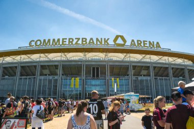 Frankfurt, Almanya - Temmuz 2019: Commerzbank Arena ve futbol taraftarlarının görüntüsü. Commerzbank-Arena, Eintracht Frankfurt 'un ev sahibi stadyumudur..