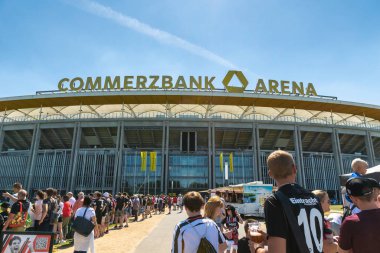 Frankfurt, Almanya - Temmuz 2019: Commerzbank Arena ve futbol taraftarlarının görüntüsü. Commerzbank-Arena, Eintracht Frankfurt 'un ev sahibi stadyumudur..