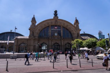 Frankfurt, Almanya - Temmuz 2019: Frankfurt Ana Tren İstasyonu mimarisi ve çevresindeki insanlar. Tren istasyonu 1899 'da açıldı ve Almanya' nın en büyüğüdür..