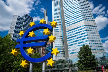 Frankfurt, Almanya - Temmuz 2019: Avro Merkez Bankası 'nda Avro İşareti (Ecb), Avro Bölgesi' nin Frankfurt, Almanya 'daki para politikasını yönetiyor.
