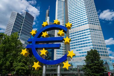 Frankfurt, Almanya - Temmuz 2019: Avro Merkez Bankası 'nda Avro İşareti (Ecb), Avro Bölgesi' nin Frankfurt, Almanya 'daki para politikasını yönetiyor.