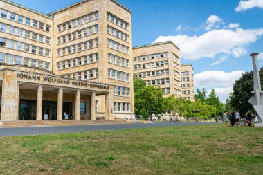 Frankfurt, Almanya - Temmuz 2019: Frankfurt Goethe Üniversitesi Westend Kampüsü ana binası. Bina tarihi IG Farben binası olarak ünlüdür..