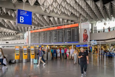 Frankfurt, Almanya - Temmuz 2019: Frankfurt Havaalanı mimarisi uçuş bilgileriyle terminalde. Frankfurt am Main Airport Almanya 'da bulunan uluslararası bir havaalanıdır..