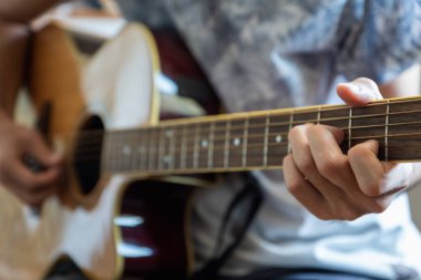 Jazz rock folk müziği için akoru çalan akustik gitar.