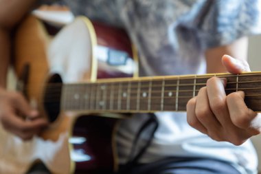 Jazz rock folk müziği için akoru çalan akustik gitar.