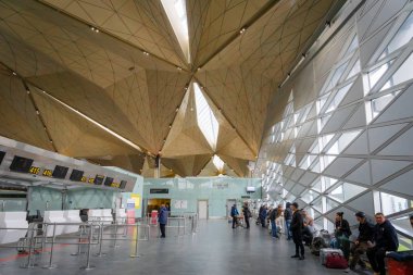 Saint Petersburg, Rusya - Mayıs 2019: Pulkovo Havaalanı mimarisi kalkış terminali ve yolcular, St. Petersburg, Rusya. Pulkovo Havalimanı St. Petersburg, Rusya 'ya hizmet veren bir havaalanıdır.. 