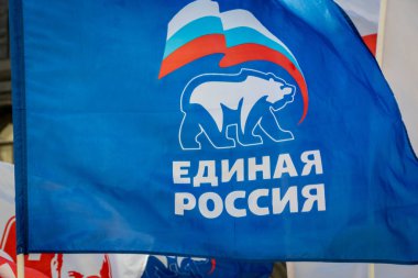 Saint Petersburg - Mayıs 2019: Rusya 'da siyasi geçit töreninde Birleşik Rusya bayrağı. Birleşik Rusya, Rusya Federasyonu 'nun iktidardaki siyasi partisidir..