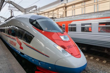 Saint Petersburg, Rusya - Mayıs 2019: Sapsan treni Saint Petersburg Moskova tren istasyonunda. Sapsan, Moskova 'dan St. Petesburg' a giden bir Rus yüksek hızlı treni..
