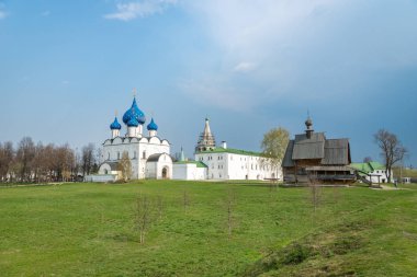 Suzdal, Rusya - Mayıs 2019: Kremin mimarisi, Suzdal, Rusya. - Ortodoks Kilisesi, Bakire İsa 'nın Doğuşu Katedrali Suzdal' da popüler bir turistik yerdir..