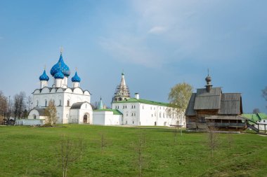 Suzdal, Rusya - Mayıs 2019: Kremin mimarisi, Suzdal, Rusya. - Ortodoks Kilisesi, Bakire İsa 'nın Doğuşu Katedrali Suzdal' da popüler bir turistik yerdir..