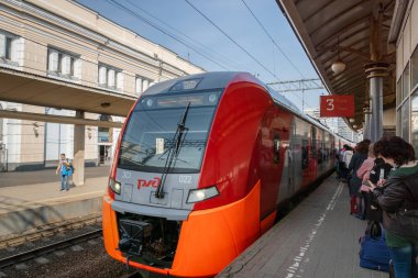 Moskova, Rusya - Mayıs 2019: Rus Demiryolları yüksek hızlı tren ve Moskova 'daki Kursky tren peronundaki yolcular. Rus Demiryolları bir Rus devlet demiryoludur.. 