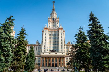 Moskova, Rusya - Nisan 2019: Moskova Devlet Üniversitesi ana binası, Moskova, Rusya. Rusya 'nın en üst düzey eğitim kurumudur..