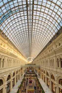 Moskova, Rusya - Nisan 2019: Gum Shopping alışveriş merkezinin mimarisi. Sakız tarihi bir binadır ve Moskova 'da ziyaretçiler için popülerdir..