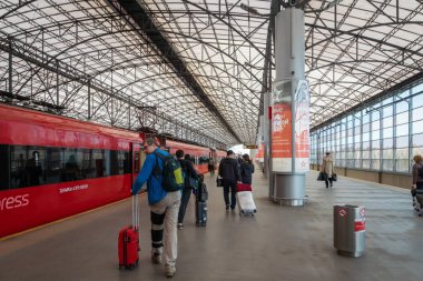 Moskova, Rusya - Mayıs 2019: Moskova Sheremetyevo havaalanı istasyonunun Aeroexpress Tren Platformu. Sheremetyevo Uluslararası Havalimanı Rusya 'nın en yoğun havaalanıdır..
