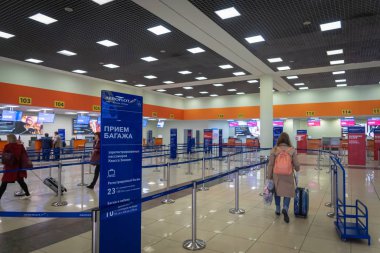 Moskova, Rusya - Mart 2019: Moskova Sheremetyevo havaalanındaki Aeroflot Rus Arilines kontrol gişesindeki yolcular. Aeroflot, Rusya 'nın sancak gemisi..