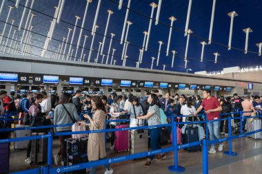 Şangay, Çin - Mart 2019: Şangay Pudong Havaalanı 'ndaki Çin Doğu Havayolları' nın gişe gişesi. Şangay Havalimanı dünyanın en büyük havaalanlarından biridir..