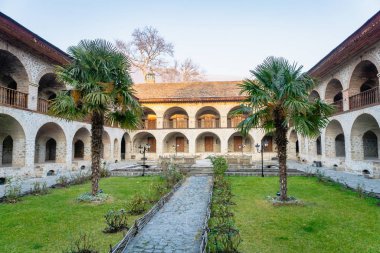 Sheki, Azerbaycan - Aralık 2019: Sheki 'deki Caravansaray avlu manzarası. Caravansaray ziyaretçiler için popüler bir tarihi anıttır ve Sheki 'nin tarihi merkezi bir Unesco dünya mirası alanıdır..