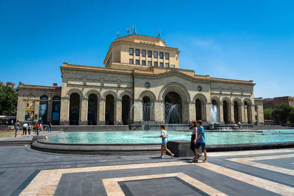 Erivan, Ermenistan - Temmuz 2019: Tarih Müzesi ve ziyaretçileri ile Cumhuriyet Meydanı manzarası, Yereven, Ermenistan.