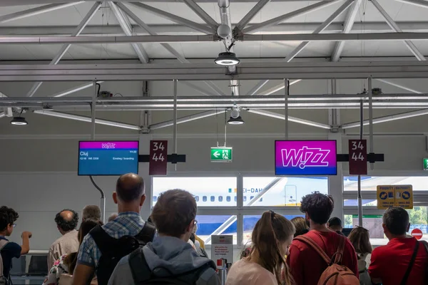 Berlin, Almanya - Temmuz 2019: Berlin Schonefeld havaalanında Wizz Air kontrol gişesi. Wizz Air, tüm Avrupa 'da hizmet veren düşük maliyetli Macar havayolu şirketidir..