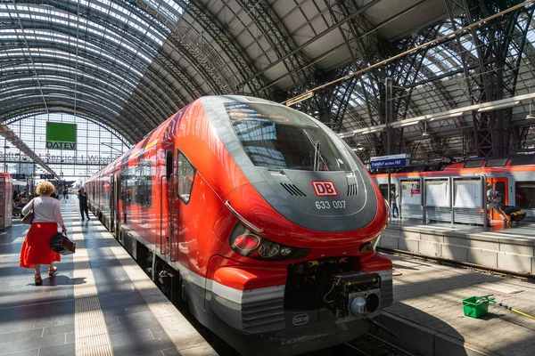 Frankfurt Duitsland Juli 2019 Deutsch Bahn Treinen Passagiers Het Perron — Stockfoto