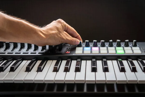 Midi キーボード シンセサイザー鍵盤クローズ アップ電子音楽制作の記録 — ストック写真