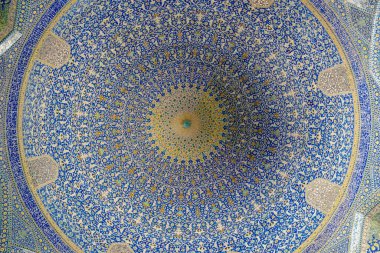 İsfahan, İran - Mayıs 2018: Nağan-ı Cihan Meydanı'ndaki İmam Camii'nin iç mekanlarında renkli çinilerle süslenmiş nefes kesici tavan