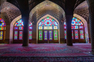 Shiraz, Iran-Haziran 2018: Nasir ol Molk Camii de pembe Camii, Shiraz en ünlü camilerinden biri olarak bilinen Içinde