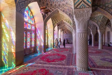 Shiraz, Iran-Haziran 2018: Nasir ol Molk Camii de pembe Camii, Shiraz en ünlü camilerinden biri olarak bilinen Içinde