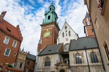 Krakow, Polonya - Haziran 2019: Polonya 'nın Krakow kentindeki Wawel Kraliyet Kalesi ve Katedrali manzarası, turistler için popüler bir tarihi mimari.