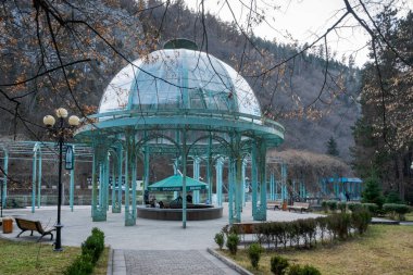 Borjomi, Gürcistan - Aralık 2019: Popüler bir turizm merkezi parkı olan Borjomi 'nin kaynak suyu üzerindeki cam kubbe. 