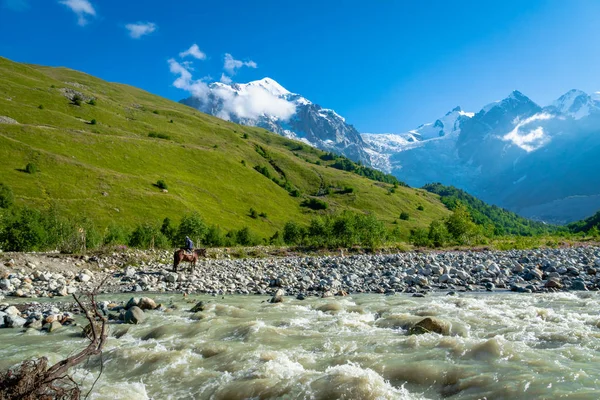 Svaneti Landschaft Mit Bergen Und Fluss Auf Der Trekking Und — Stockfoto