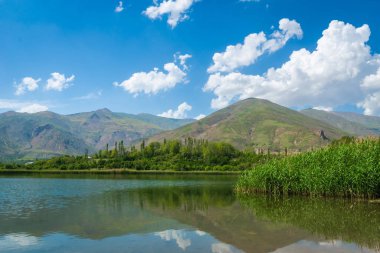 İran 'ın Alamut bölgesinde Ovan Gölü manzarası. Ovan Gölü, İran 'ın Kazvin ilinde küçük bir alp gölüdür ve ziyaretçiler ve turistler için popüler bir yerdir..