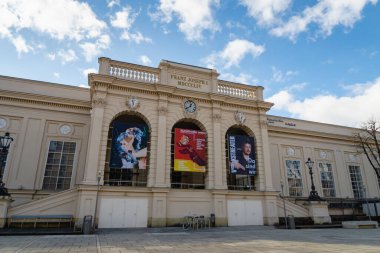 Viyana, Avusturya - Mart 2020: Viyana şehir merkezinde müze sanatçısı veya MQ mimarisi. Müze sanatçısı büyük sanat müzelerinden çeşitli tesislere ev sahipliği yapmaktadır..